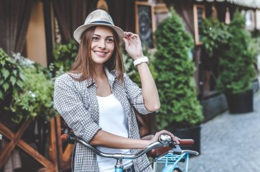 Her zaman güzel bir gülümseme ile trendy kalmak.