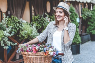 Arkadaşlarınızla iletişiminizi yaz boyunca tutmak. 