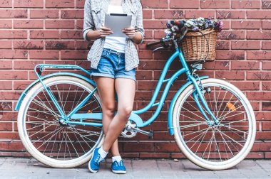 Sosyal medya ile bağlı kalmak. 