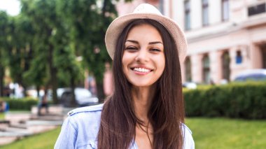 Şapka ve gülümsüyor Zamanı. 