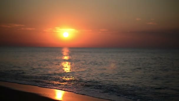 Svítání na pobřeží Černého moře, vlny, pomalý pohyb — Stock video