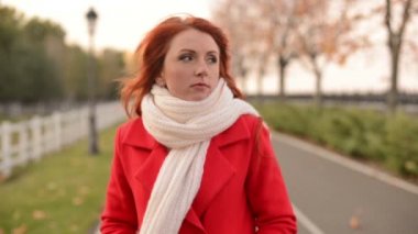 sonbahar Park'ta güzel bir kadın, bir serin rüzgarlı gün