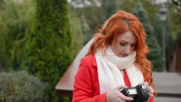 Hermosa mujer haciendo foto utilizando la cámara profesional — Vídeos de Stock