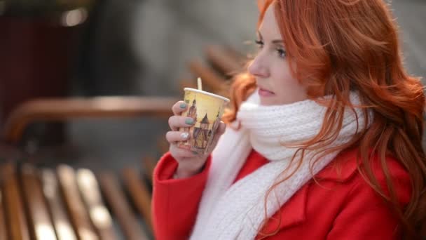 Frau trinkt heißen Kaffee, kalter Herbsttag — Stockvideo