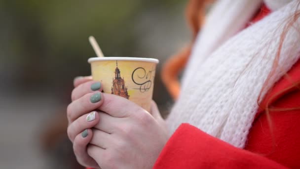 Женщина держит чашку горячего кофе, крупным планом — стоковое видео