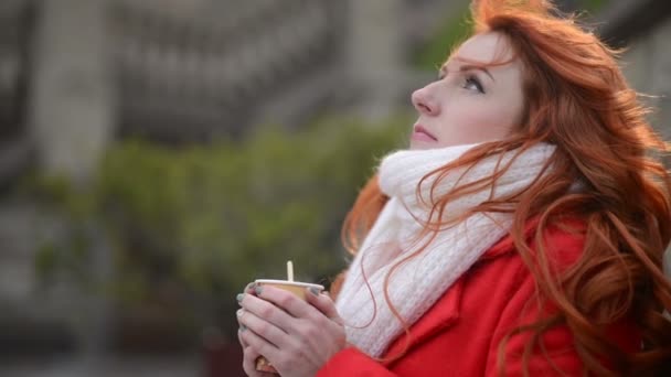 Nő forró kávét inni, hideg őszi nap — Stock videók