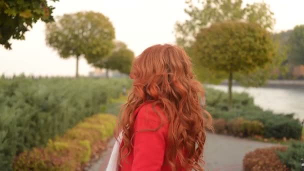 美丽的女人，在秋天的公园、 凉爽的风天 — 图库视频影像
