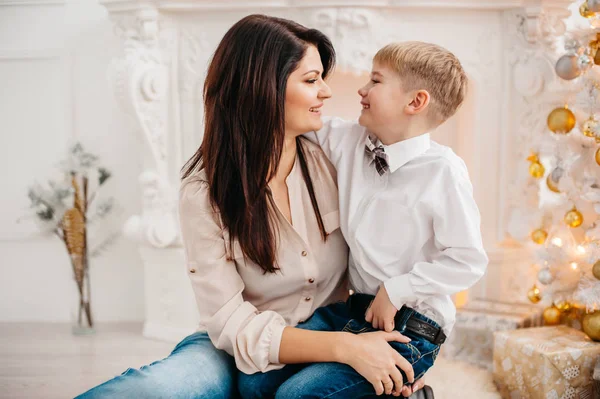 Madre e hijo en el estudio Navidad —  Fotos de Stock