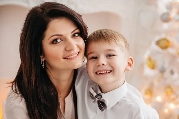 Madre e hijo en el estudio Navidad, primer plano —  Fotos de Stock