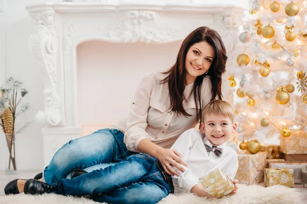 Madre e hijo en el estudio Navidad —  Fotos de Stock