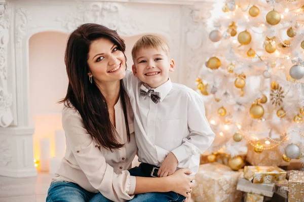 Madre e hijo en el estudio Navidad —  Fotos de Stock