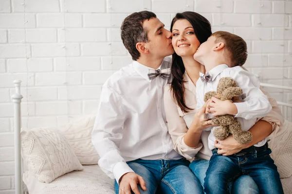 Joven familia feliz en una habitación blanca —  Fotos de Stock
