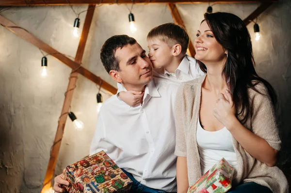 Glückliche junge Familie in Weihnachtsdekoration — Stockfoto