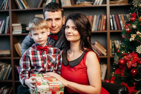 Glückliche junge Familie in Weihnachtsdekoration — Stockfoto