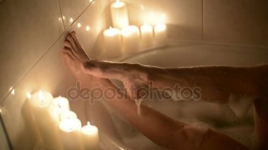 bacakları güzel bir genç kadının banyo alır