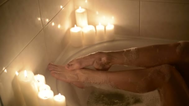 Ноги красивой молодой женщины, принимающей ванну — стоковое видео