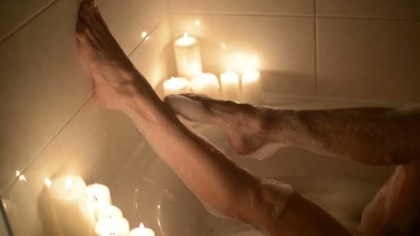Ноги красивой молодой женщины, принимающей ванну — стоковое видео
