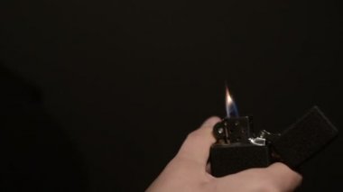 kadının el siyah bir zemin üzerine vintage araç içi tutuşturan