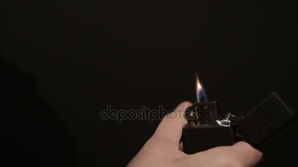 Womans main enflamme briquet vintage cigarette sur un fond noir — Video