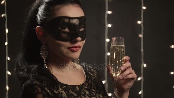 Σέξι γυναίκα στον ενετικό μάσκα πίνοντας σαμπάνια — Αρχείο Βίντεο