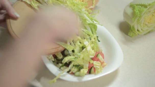 Подготовка армянского лаваш с курицей и овощами — стоковое видео