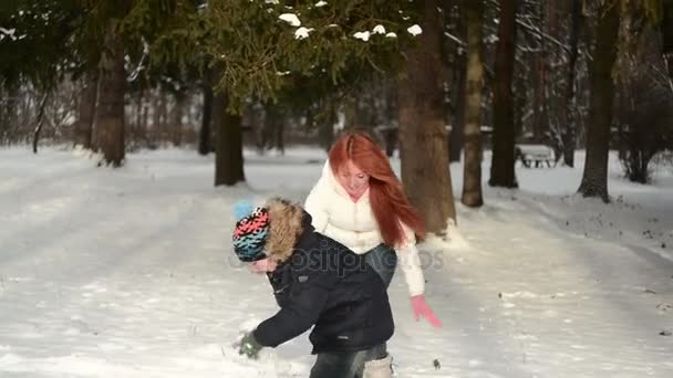 Мати і син розважаються на снігу чудовий зимовий день — стокове відео