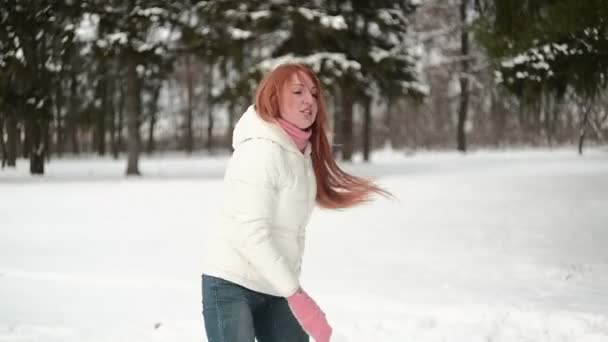 Mother and son having fun in the snow wonderful winter day — Stock Video