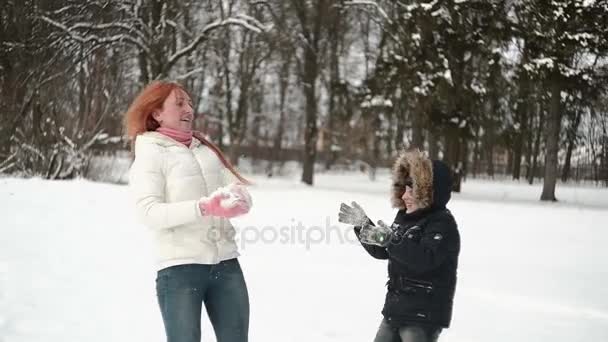 Mother and son having fun in the snow wonderful winter day — Stock Video