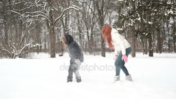 母亲和儿子开心在雪地里精彩冬季的一天 — 图库视频影像