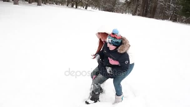 Мать и сын веселятся в снегу прекрасный зимний день — стоковое видео