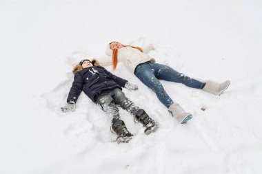 Anne ve oğlu eğlenceli harika kar kış gününde