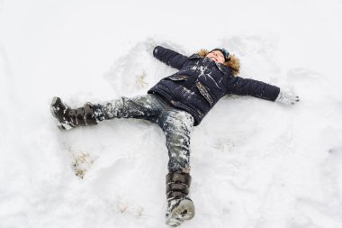 Karda oynarken küçük çocuk