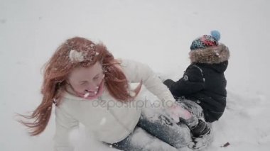 Anne ve oğlu eğlenceli harika kar kış gününde