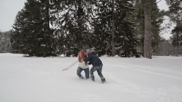 Mother and son having fun in the snow wonderful winter day — Stock Video