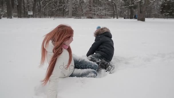 Madre e hijo divirtiéndose en la nieve maravilloso día de invierno — Vídeo de stock