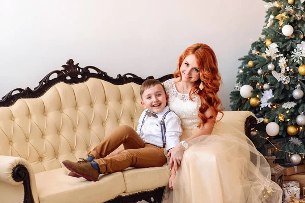 Madre e hijo cerca del árbol de Navidad —  Fotos de Stock