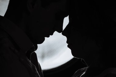 sevgi dolu bir kaç ışık ışınları içinde silüeti