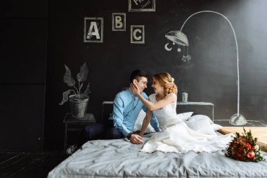 aşk evde yatakta sarılma içinde genç Çift