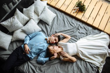 aşk evde yatakta sarılma içinde genç Çift