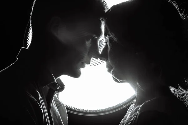 Silhouet van een verliefde paar in de stralen van licht — Stockfoto