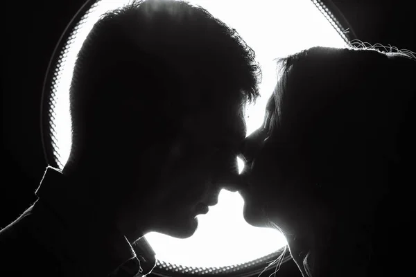 Silhueta de um casal amoroso nos raios de luz — Fotografia de Stock