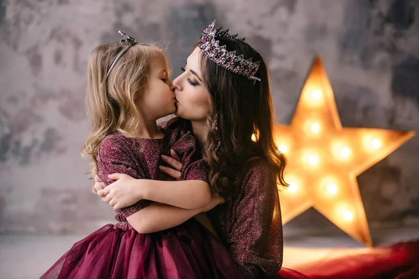 Madre e hija en la imagen de la reina y la princesa i —  Fotos de Stock