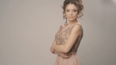 kadın model kamera için poz