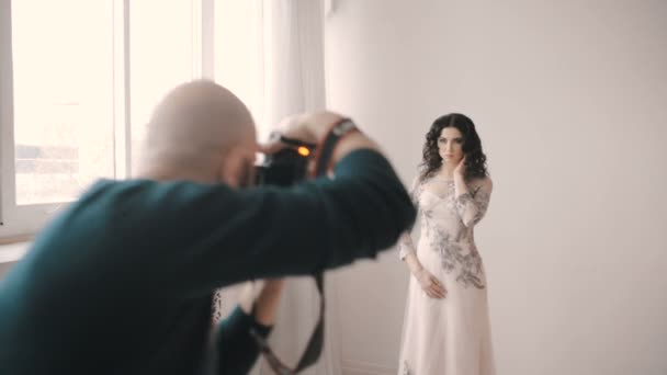 Model vrouw poseren voor een foto in de studio — Stockvideo