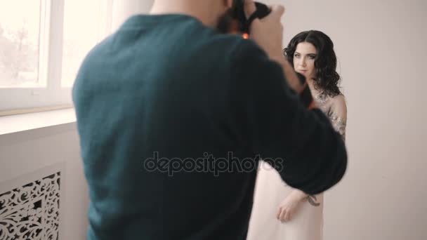 Model vrouw poseren voor een foto in de studio — Stockvideo