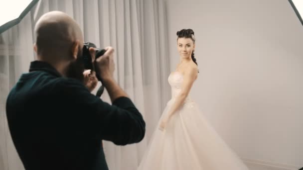 Mujer modelo posando para una fotografía en el estudio — Vídeos de Stock