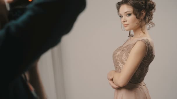 Model woman posing for a photograph in the studio — Stock Video