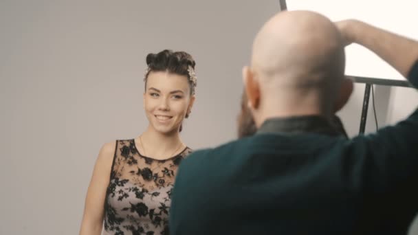 Mujer modelo posando para una fotografía en el estudio — Vídeo de stock