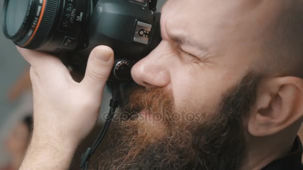 Fotograf człowieka pracy w studio fotograficznym — Wideo stockowe