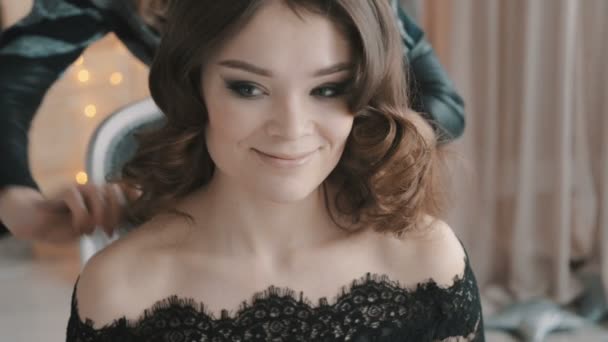 Парикмахер делает прическу для красивой женщины — стоковое видео